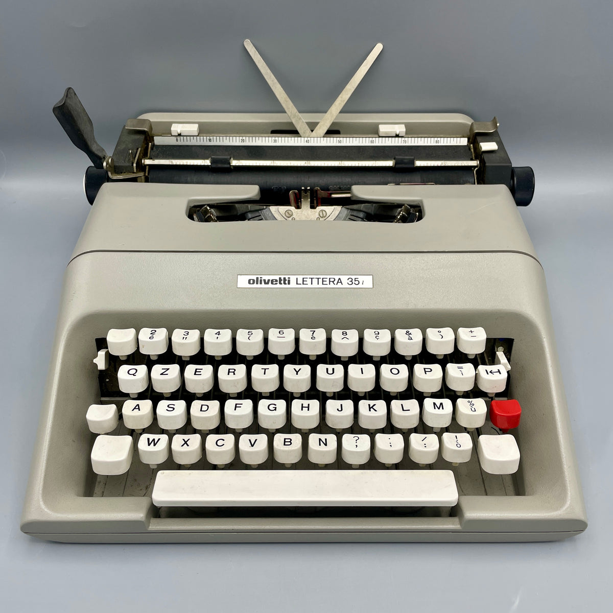 Macchina scrivere Olivetti Lettera 35i grigia 1985 ca — Galleria Novecento