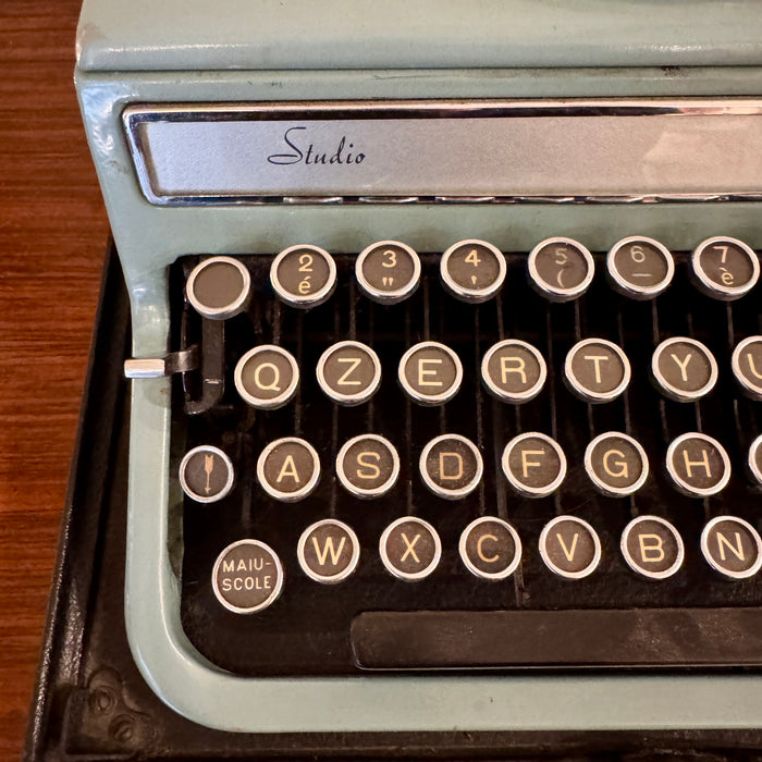 Macchina scrivere Olivetti Studio azzurra con custodia 1950 ca