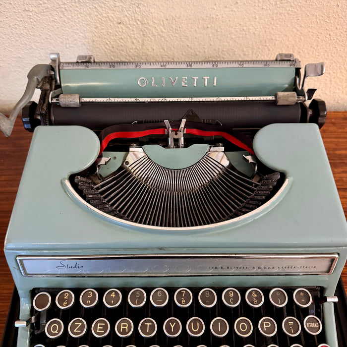 Macchina scrivere Olivetti Studio azzurra con custodia 1950 ca