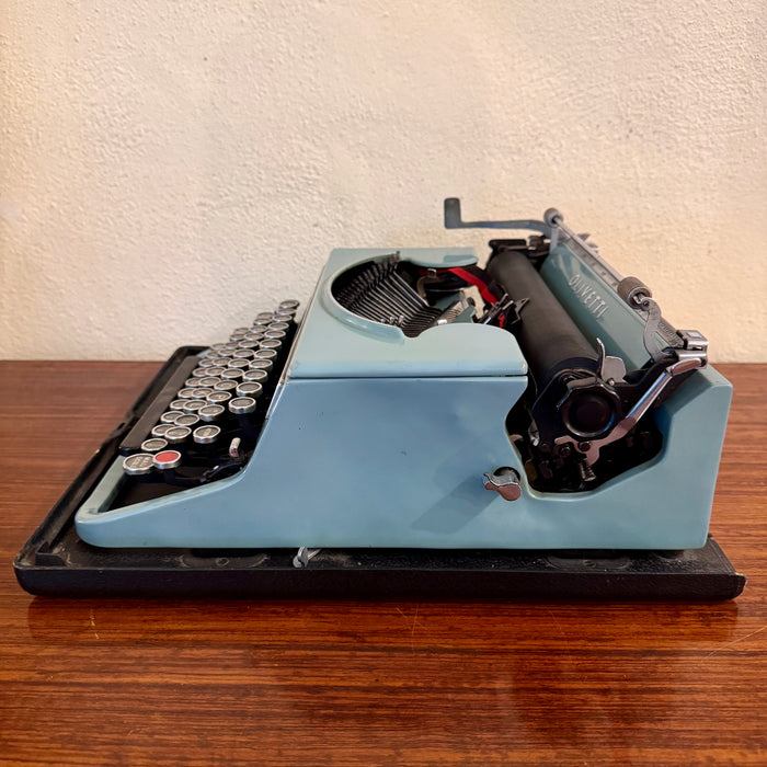 Macchina scrivere Olivetti Studio azzurra con custodia 1950 ca