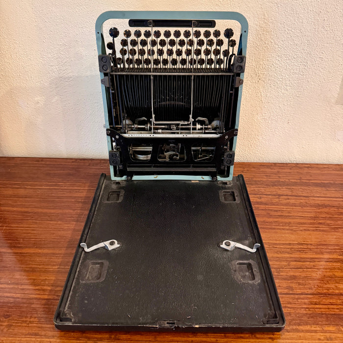 Macchina scrivere Olivetti Studio azzurra con custodia 1950 ca