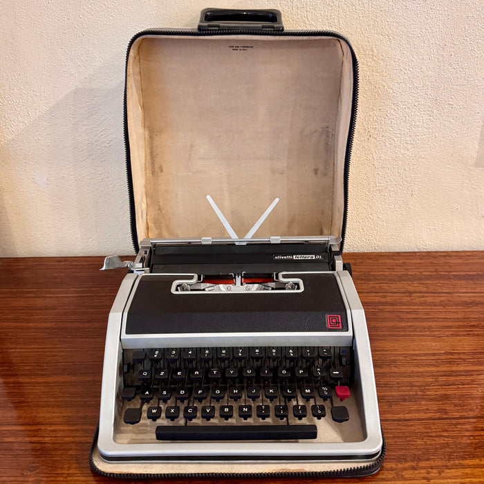 Macchina scrivere Olivetti Lettera DL con custodia design Sottsass 1970 ca